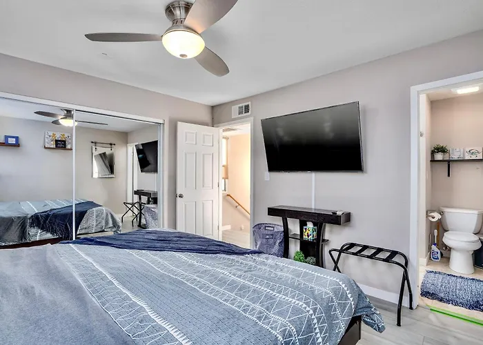 Dom wakacyjny New Pool King Bed Minutes From Old Town *