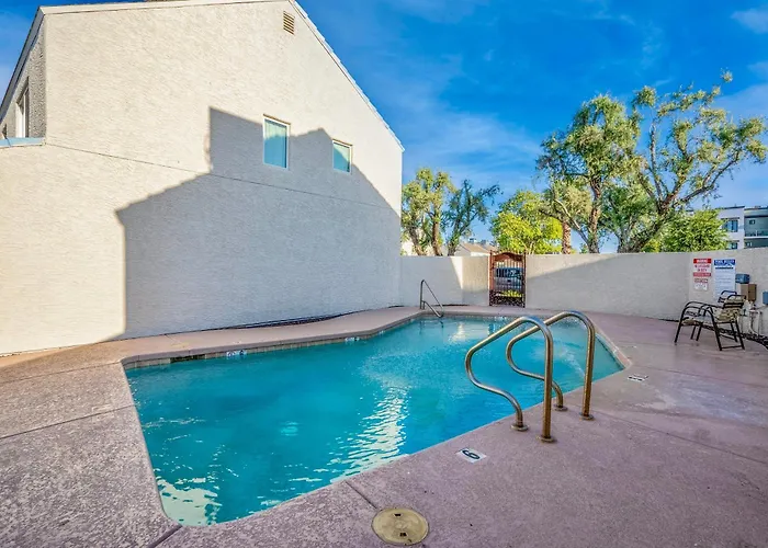 New Pool King Bed Minutes From Old Town Dom wakacyjny
