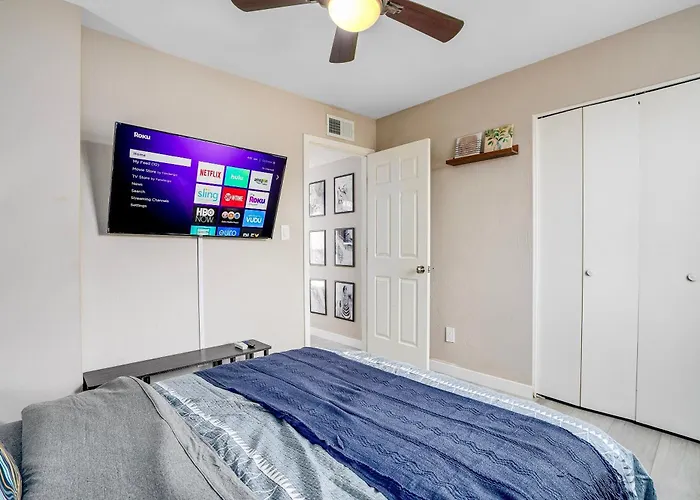 Dom wakacyjny New Pool King Bed Minutes From Old Town